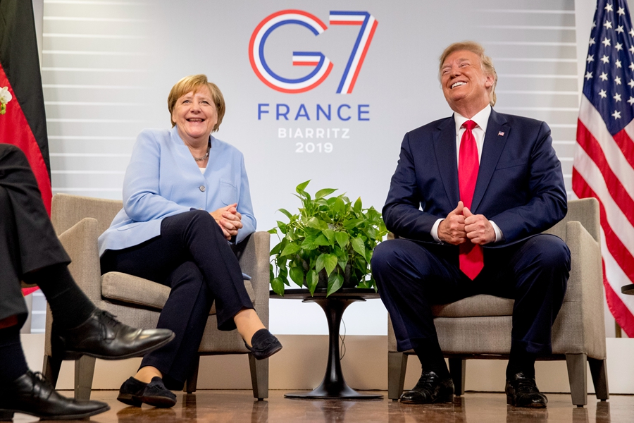 特朗普自称有德国血统 默克尔绷不住笑了