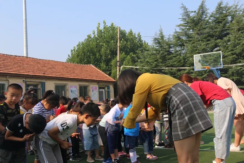 姜家小學的學生向老師鞠躬表達謝意建昌街小學學生朗誦《送給老師的歌