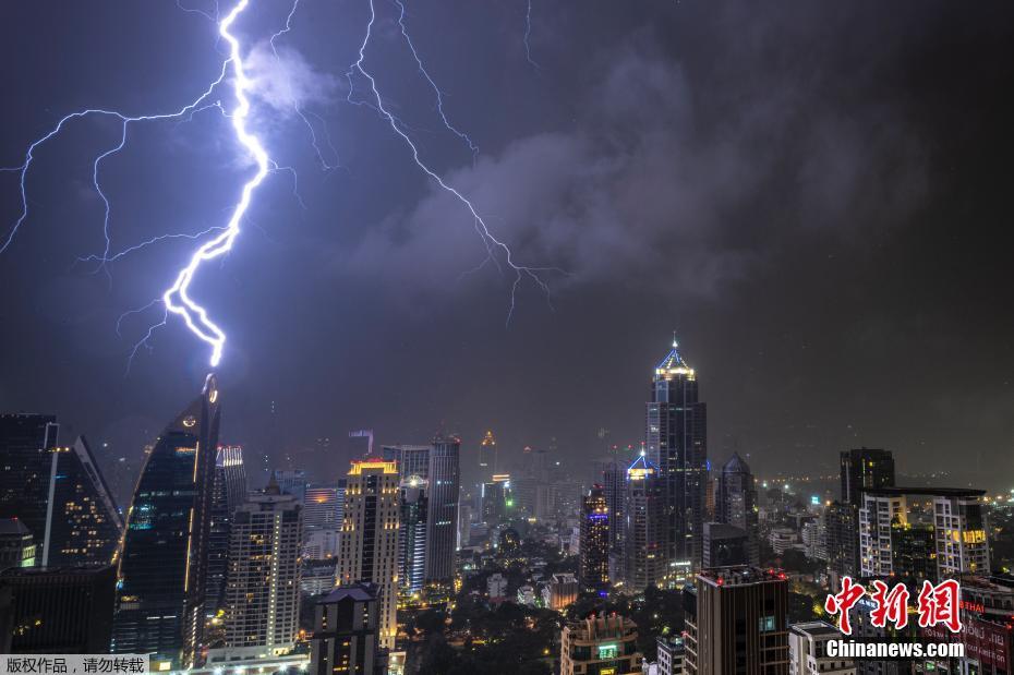泰国曼谷遭雷暴天气 闪电击中高楼场面震撼