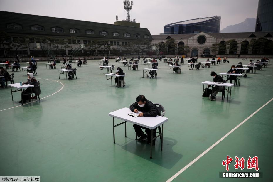 [中新网]韩国在露天操场举行入职考试，硬核防疫