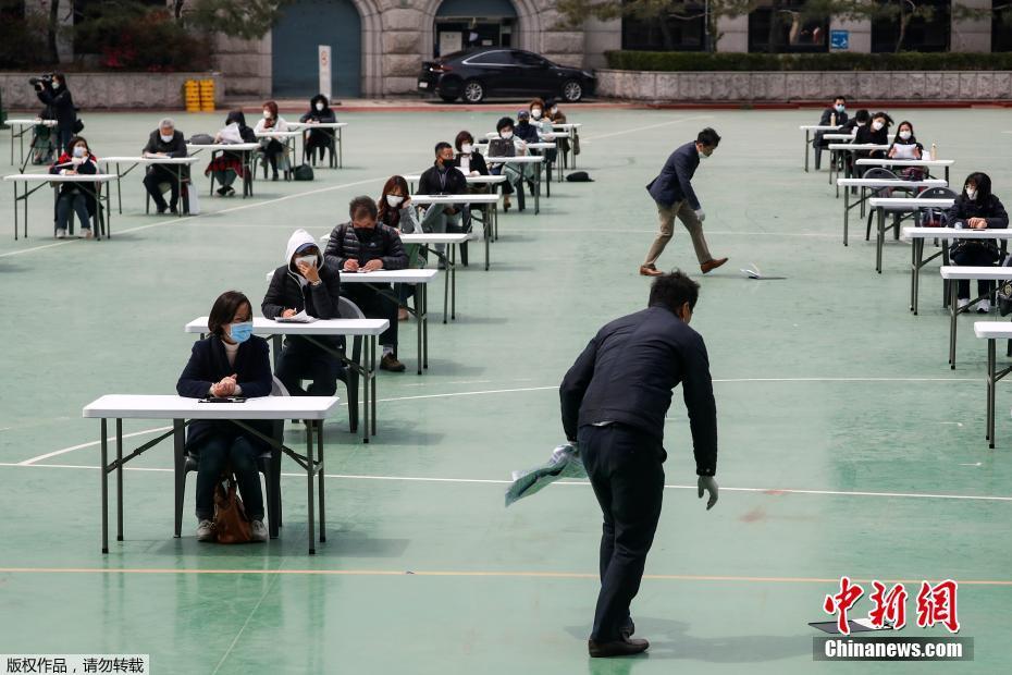 [中新网]韩国在露天操场举行入职考试，硬核防疫