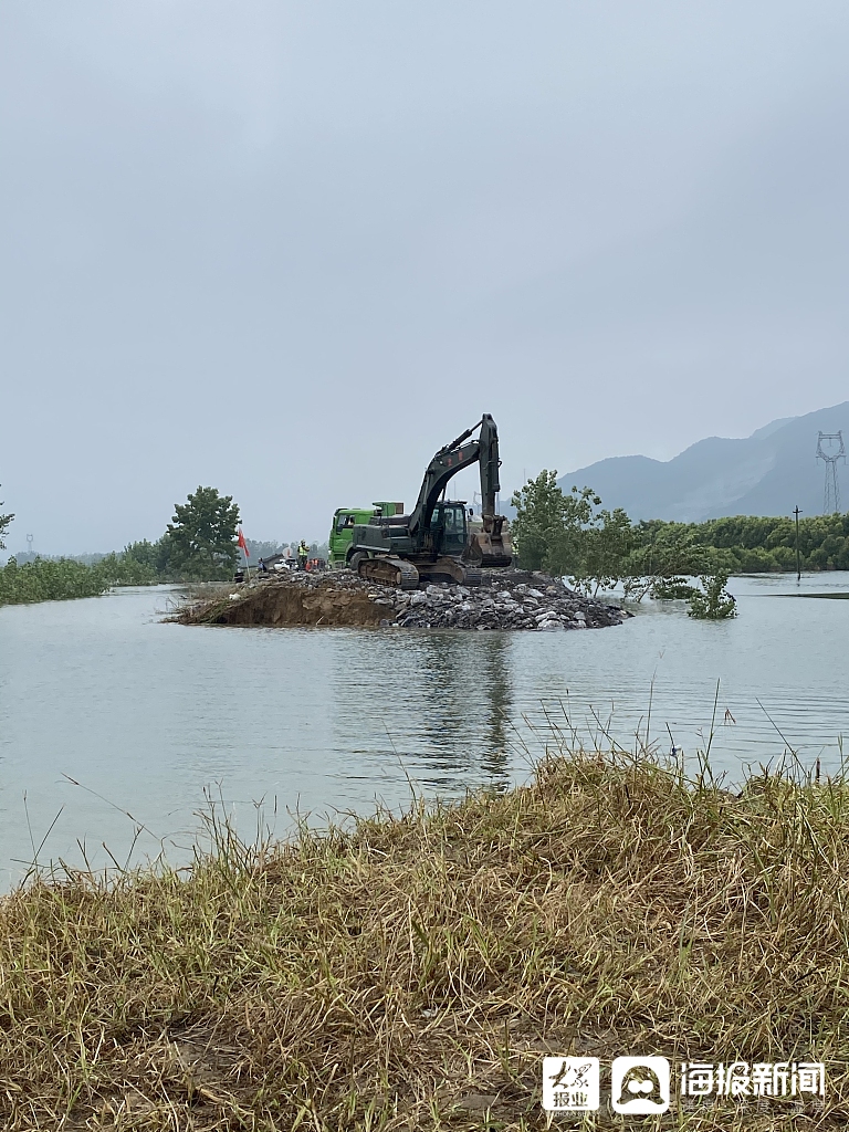 大众报业·海报新闻|湖北黄石：全球最大直升机空投网兜石块封堵富河溃口