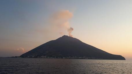 央视新闻客户端|?意大利斯特龙博利火山今日清晨剧烈喷发两次