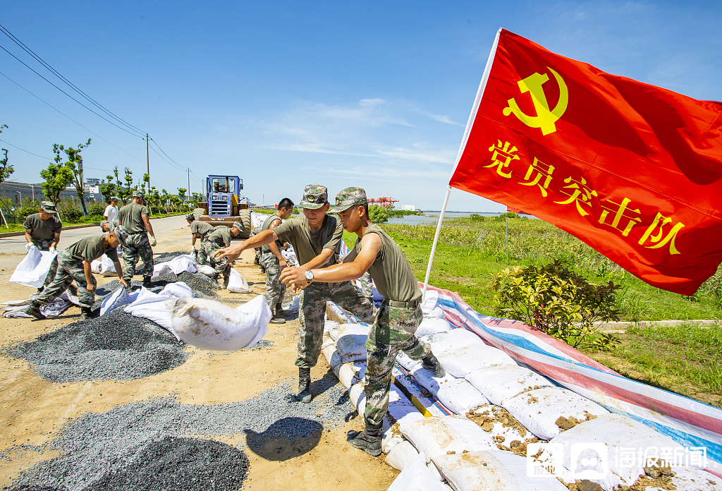 【】江西湖口：人民子弟兵战高温斗酷暑清子坝 助力灾后重建