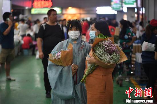 中国新闻网|七夕临近 昆明斗南花市人气旺