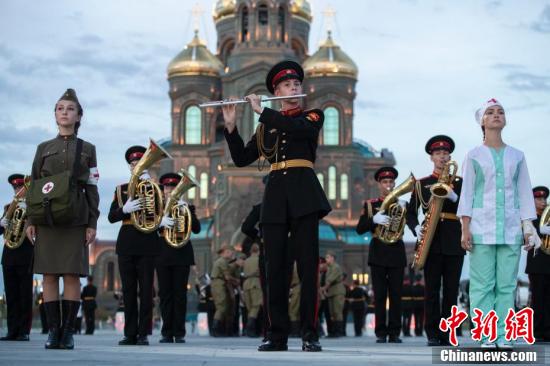 【】俄罗斯军乐节在线举行 烟花璀璨照亮夜空