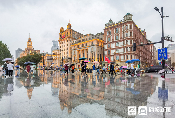 雨中上海外滩景色清秀迷人 海报新闻