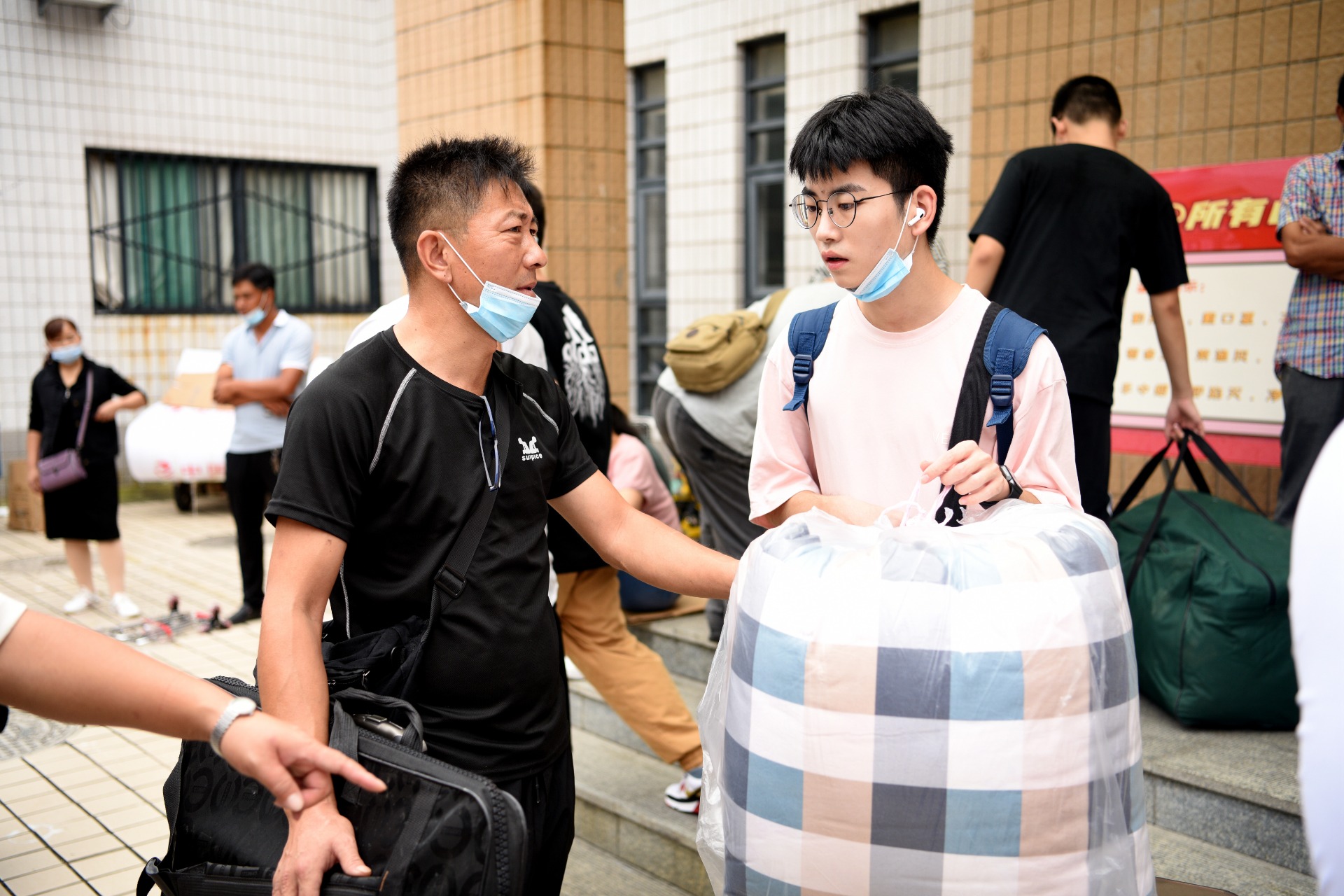 大众报业·海报新闻|海豹开箱记·开学季纪实摄影集 山艺篇（一）“爸爸力MAX！”