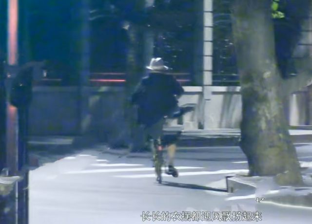 网易娱乐|要减肥了？徐峥晚饭后街头暴走 还骑了5公里单车