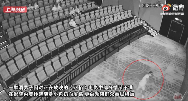 网易娱乐|男子不满电影情节砸影院屏幕 已被依法批准逮捕