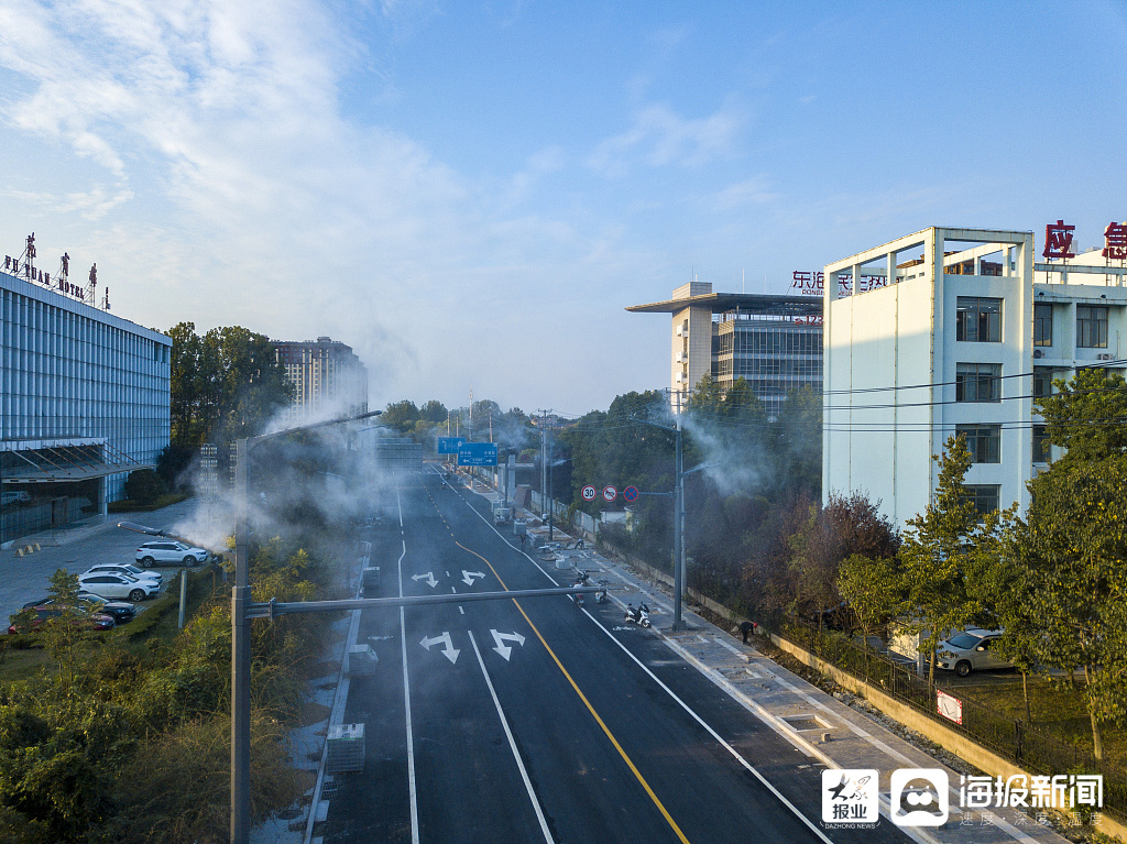 视觉中国|路灯会喷雾 降尘新利器