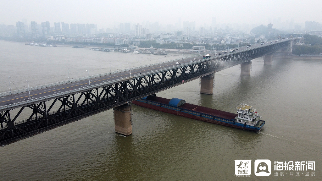 武汉长江大桥受损护栏完成修复