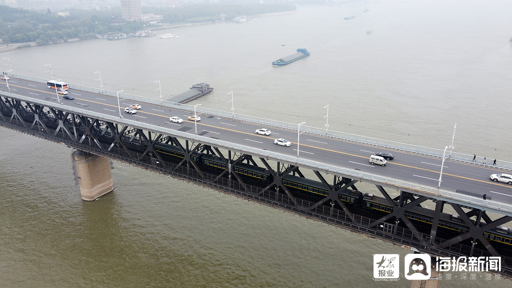 武汉长江大桥受损护栏完成修复