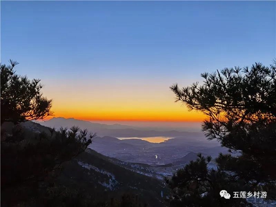 旭日东升,清晨的第一缕阳光划破天际,照拂在日照市五莲县马耳山上