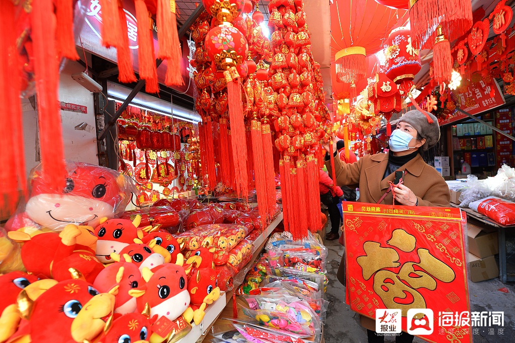 青岛:市民选购年货迎新春 火红氛围年味浓 