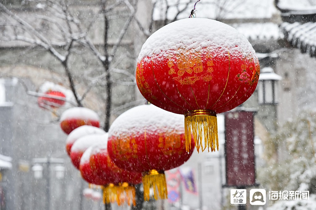 2021年3月1日,山东省青州古城景区红灯笼上落满积雪 责编:潘婷