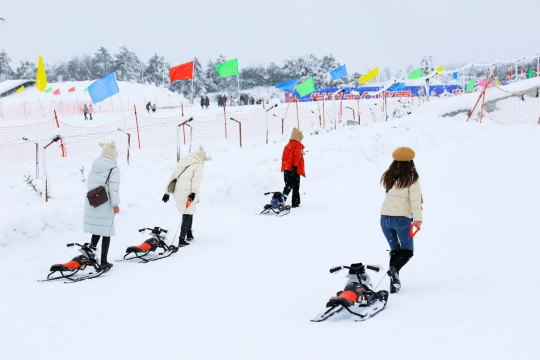 四川省第三届巴山大峡谷罗盘云顶冰雪节开幕，冰雪狂欢将持续至明年2月底