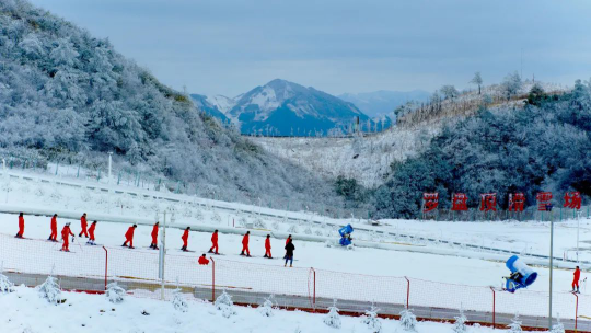 四川省第三届巴山大峡谷罗盘云顶冰雪节开幕，冰雪狂欢将持续至明年2月底