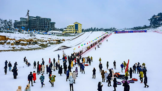四川省第三届巴山大峡谷罗盘云顶冰雪节开幕，冰雪狂欢将持续至明年2月底