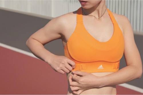 阿迪达斯推出针对亚洲女性身型全面升级运动内衣系列灵活支撑伴女性自如运动