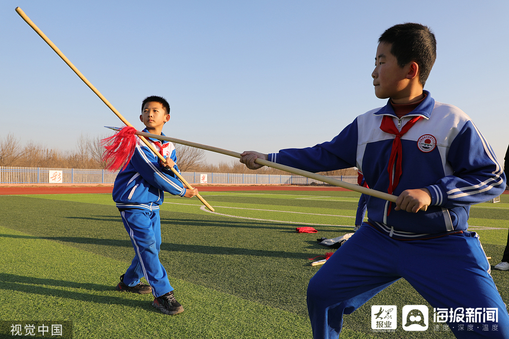 滨州小学生体育课学习武术点子拳