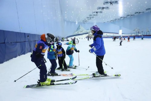 雪队由宝安雪协倡导组建并插足管造圆梦时机踏雪而来宝安区青少年滑(图15)