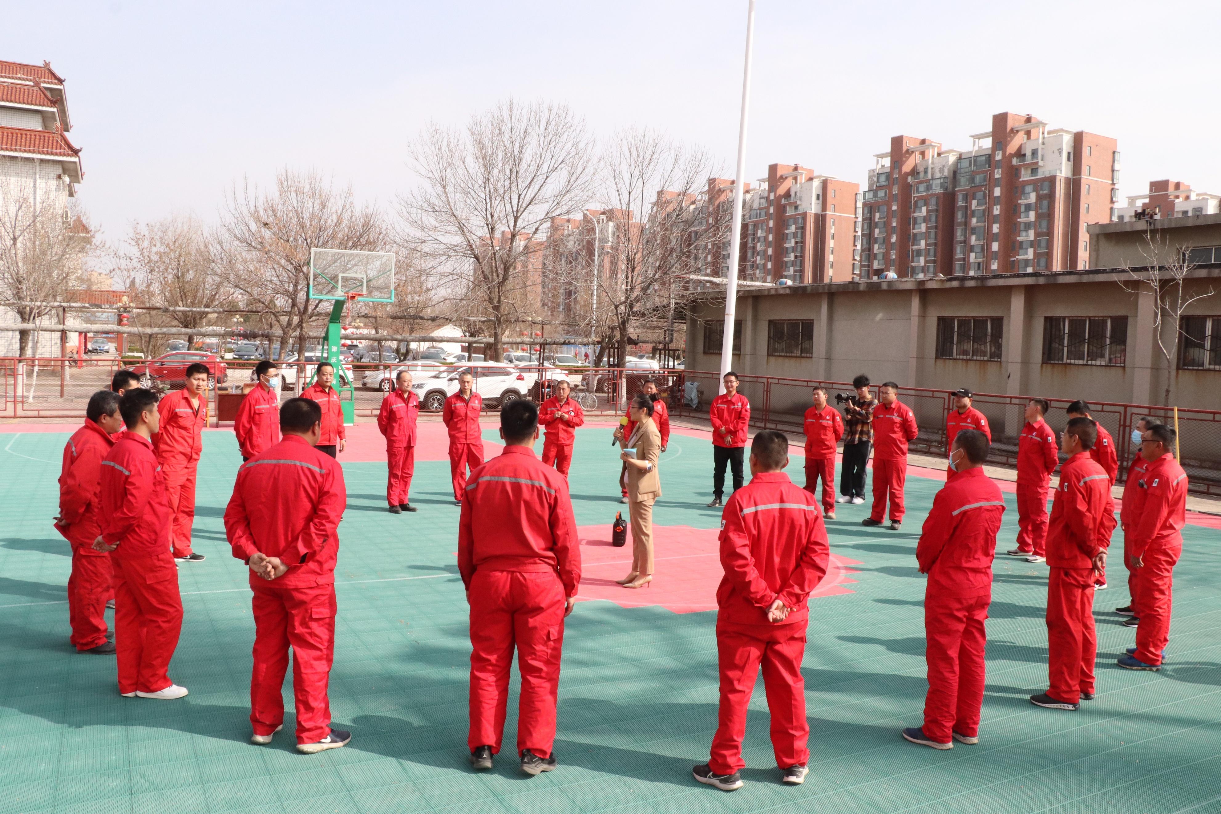 3月11日,暖风吹乱水面,柳绿水蓝相映成趣,滨州市白鹭湖公园春意盎然.