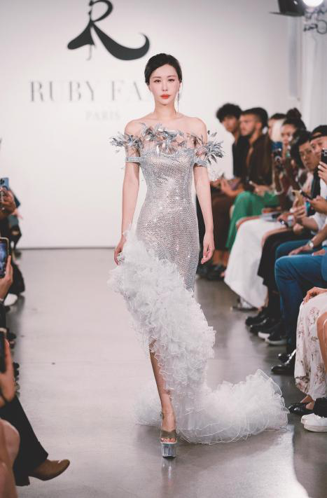 田朴珺纽约时装周走秀，银色长裙尽显性感，带国潮时尚走向国际