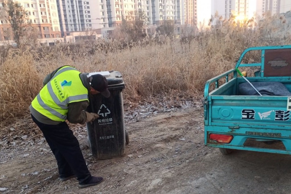 简篇-崔寨街道开展日常保洁工作