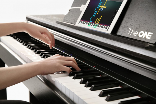 半岛棋牌小叶子The ONE智能钢琴评测：软硬件结合音乐小白学钢琴零负担