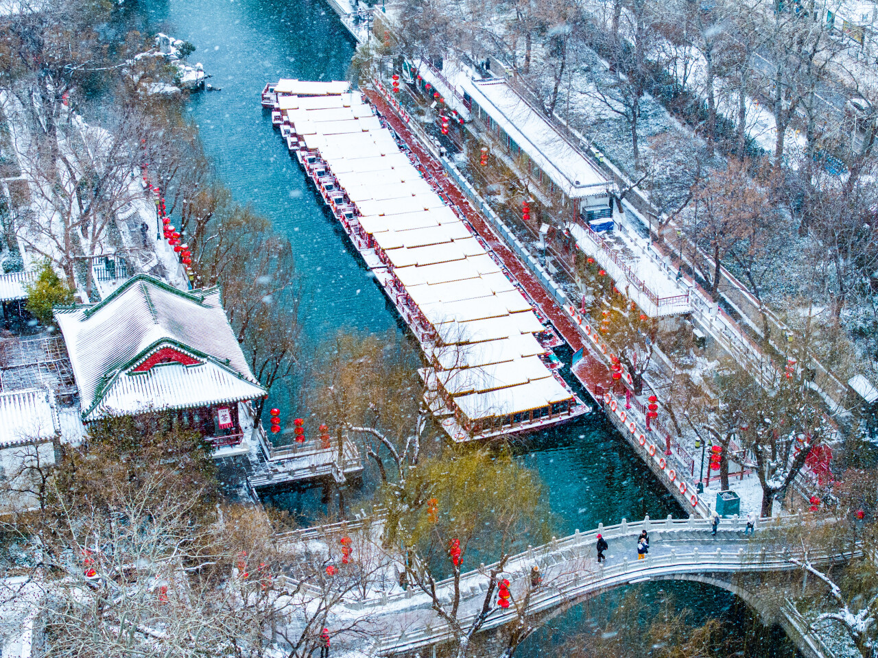 济南护城河雪景图片