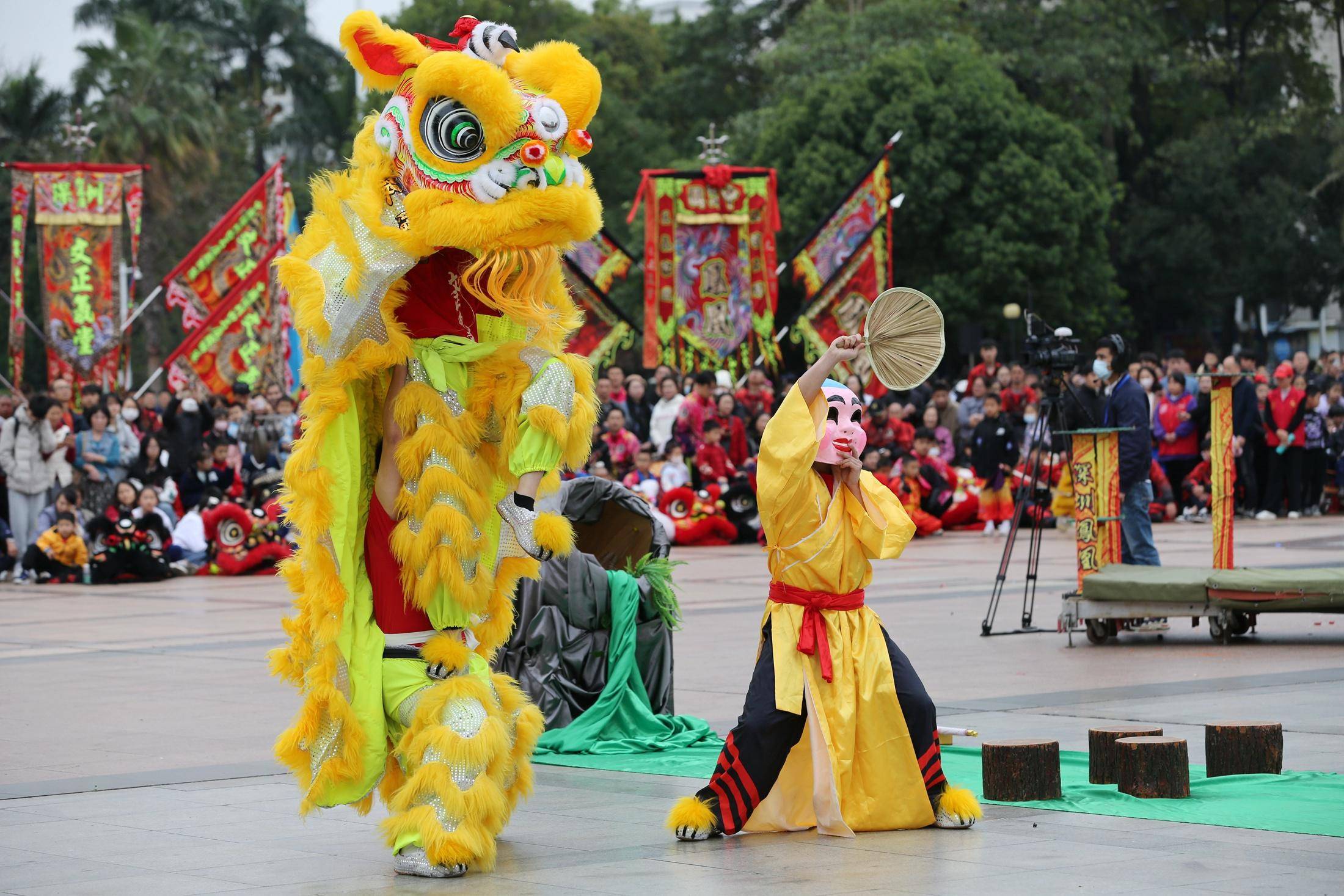 手把手教授青少年学生学习舞狮运动,在校园传播福永醒狮文化,使