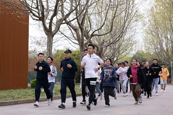 中欧体育校园跑——跑出青春风采(图1)