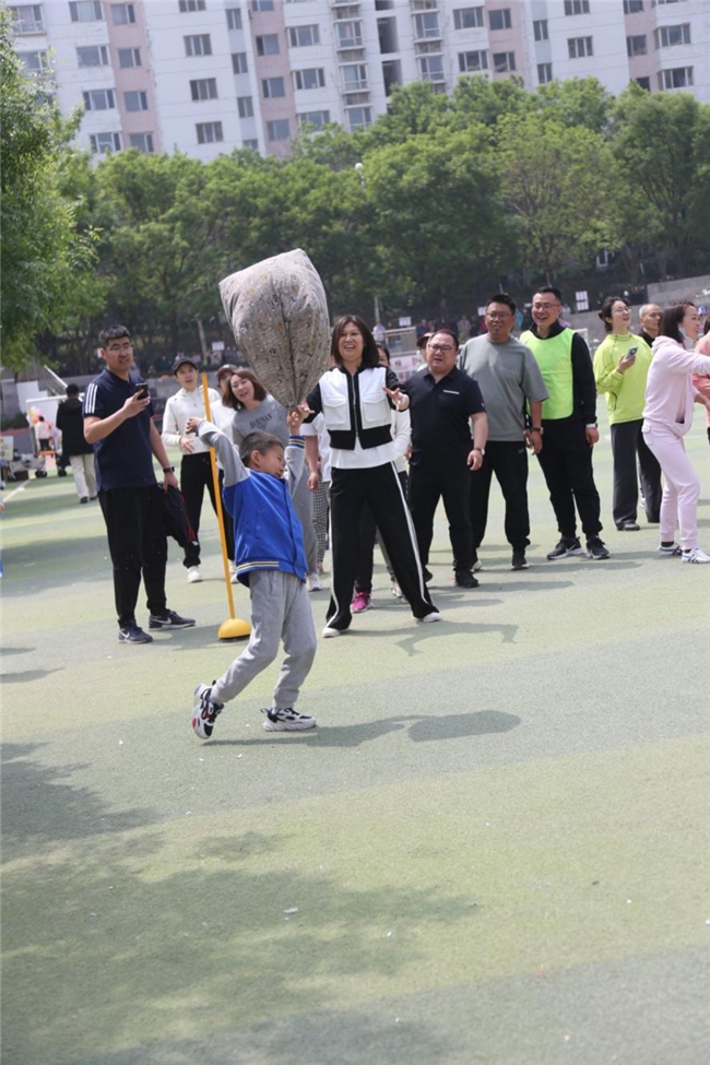 半岛全站官网济南育秀小学一（13）中队参加校春季运动会(图2)