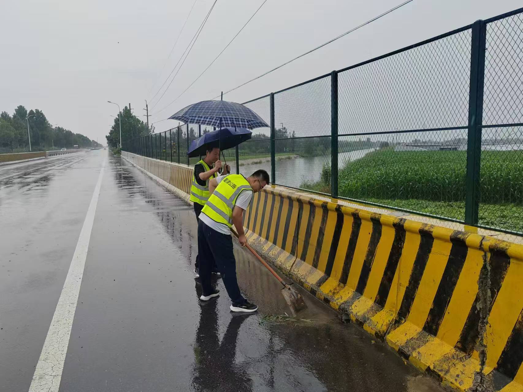 夏津公路分中心全力做好雨天道路保通保畅工作