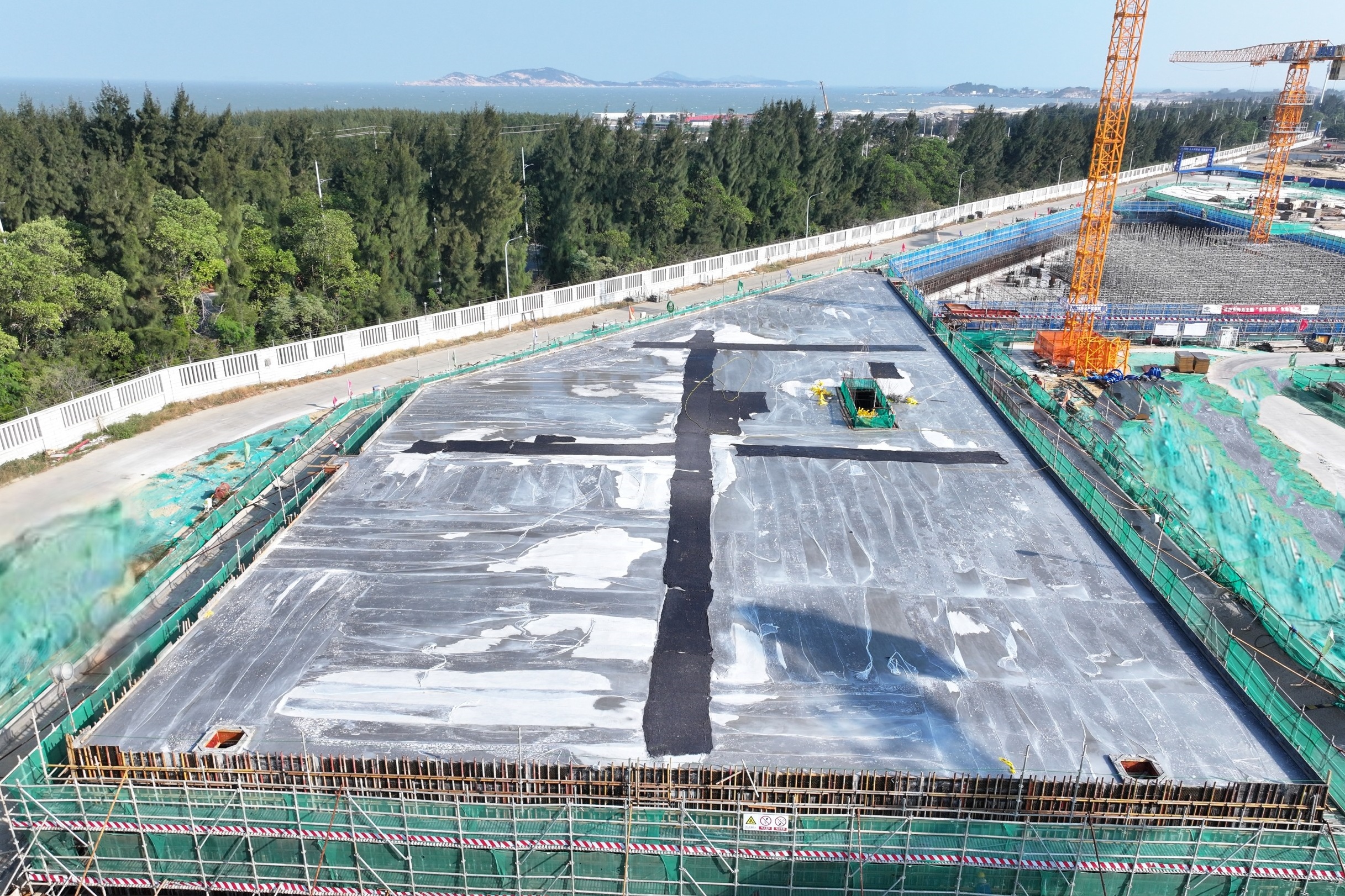 十三化建福海创原料适应性技改项目2#净水场原水池顺利封顶.jpg