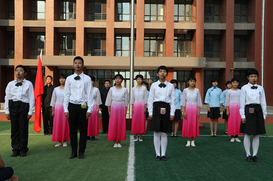 济南高新区雅文初级中学北京师范大学基础教育实验学校举行主题升旗