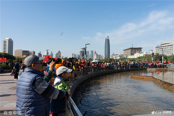 济南泉城广场出现彩虹景观 吸引游客驻足