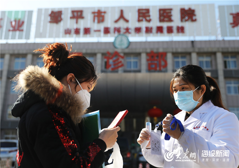 2月18日,山东省邹平市一市民在圣豪超市门口扫描疫控追溯系统二维码