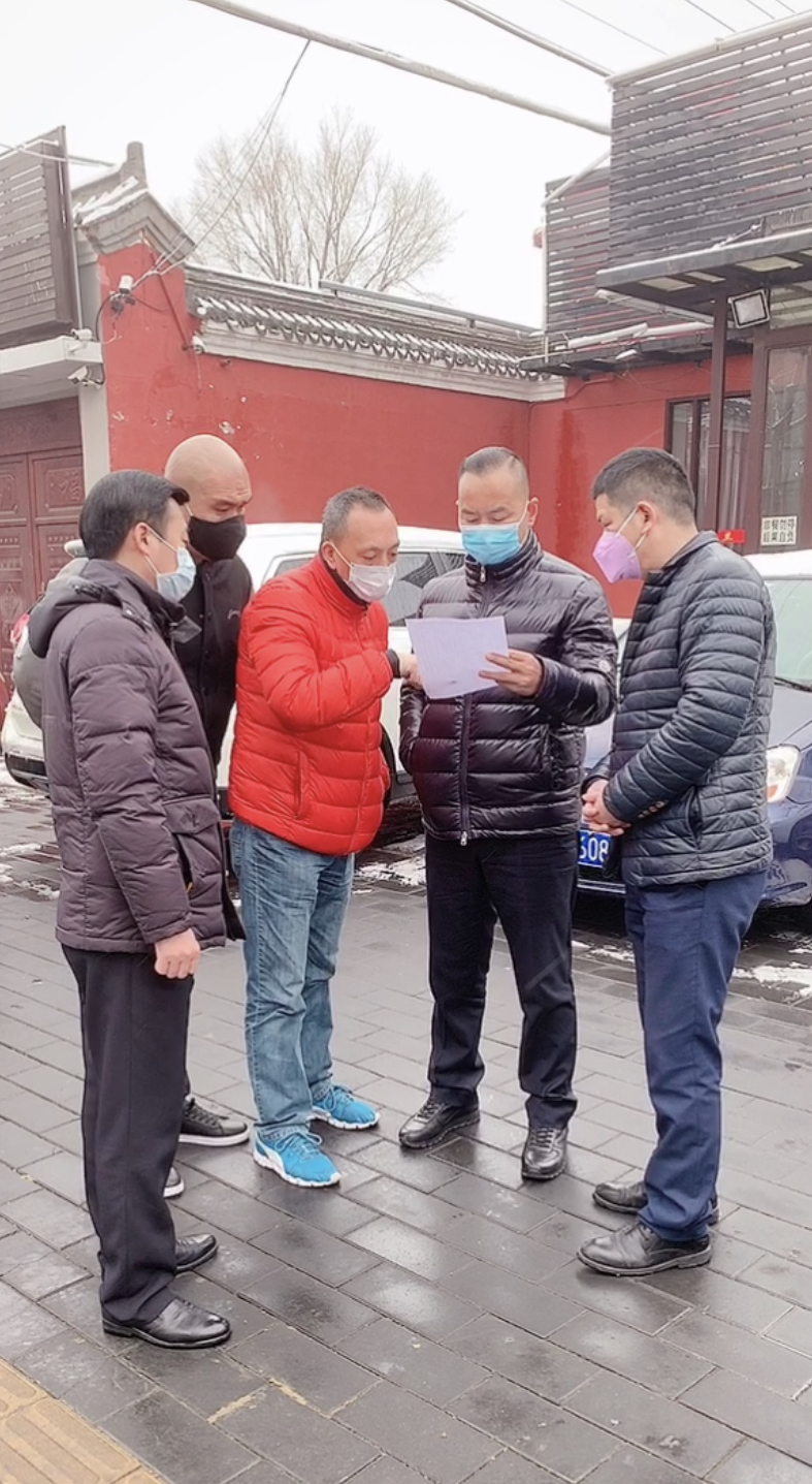 图说：李志强带领四名流动党员共同在北京值守社区防疫志愿工作。