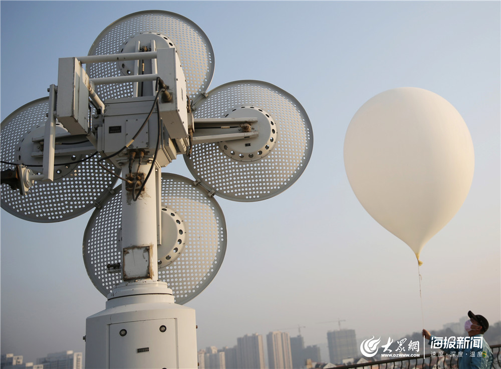 气球缓缓升空,这预示着青岛市气象局的工作人员又开启了新一天的高空