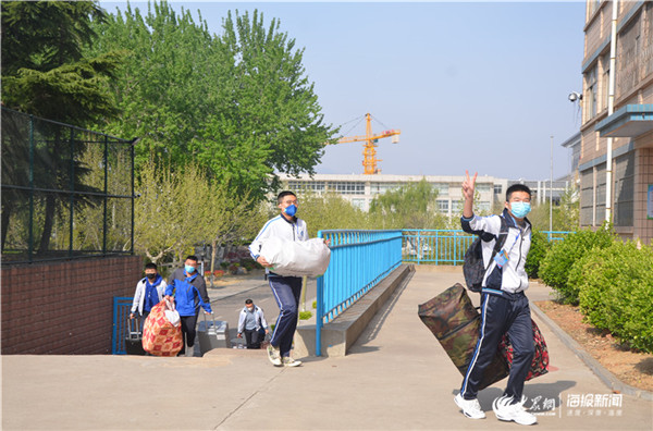 [大众网·海报新闻]测体温、分开就餐、普及防疫知识……图说济南高三开学第一天