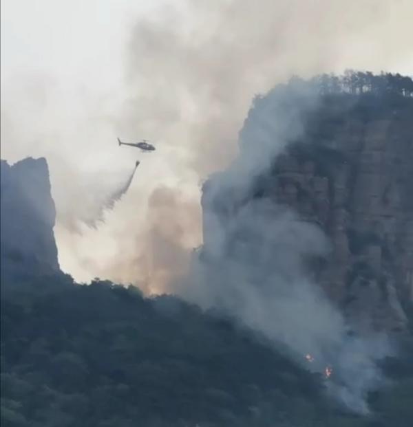 央视新闻：4500余名游客和村民已安全撤离，河南辉县森林火灾明火被扑灭