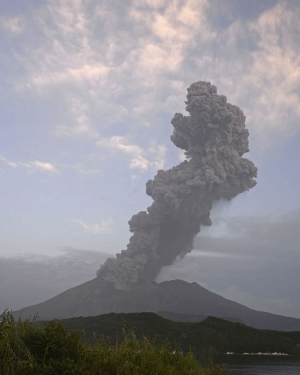 海外网喷出4200米高灰柱，日本樱岛火山大规模喷发