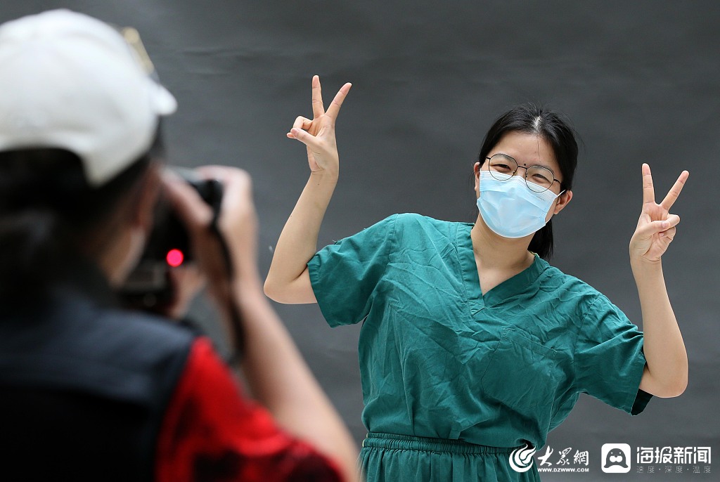 武汉世界微笑日摄影家为医护人员拍笑脸