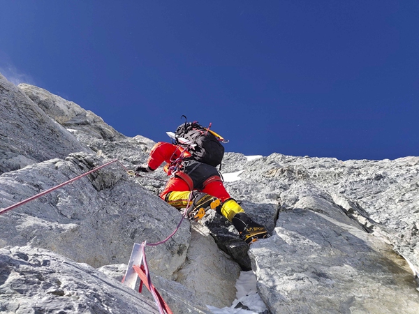 人民日报客户端计划27日凌晨攻顶！测量登山队挺进海拔8300米