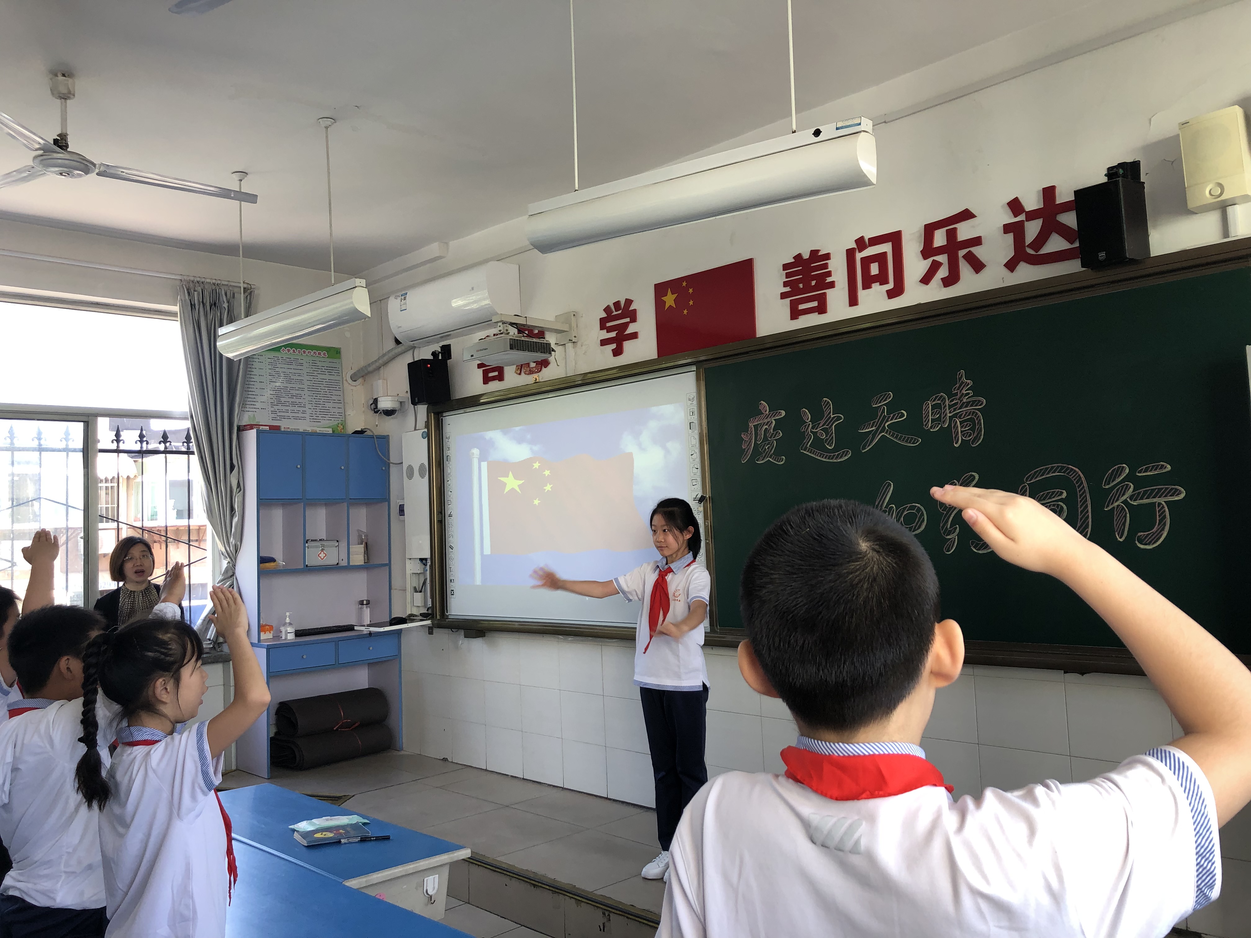 大众报业·海报新闻【现场直击】“神兽”归来！济南市小学生复学复课