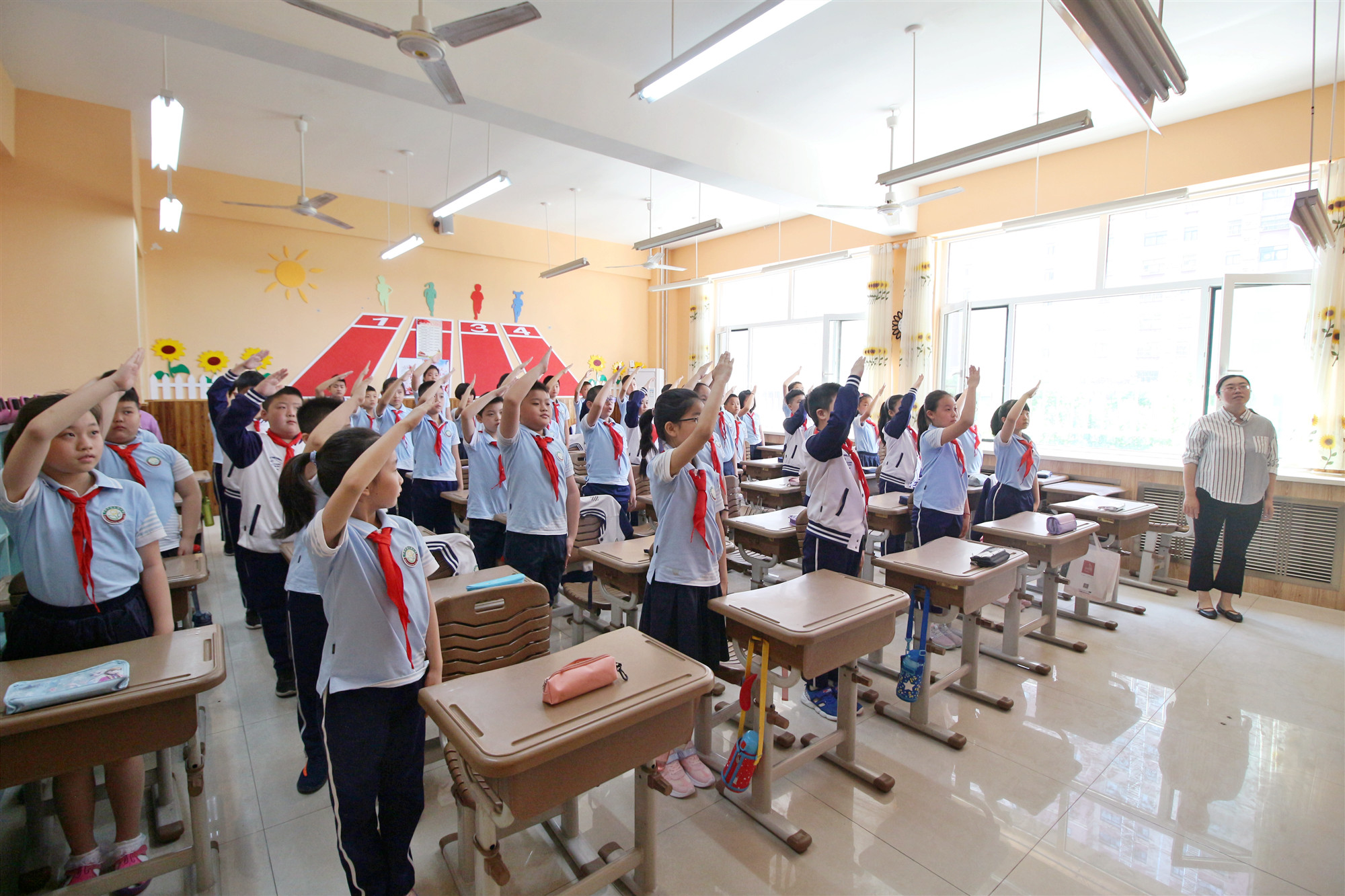 大众报业·海报新闻【现场直击】“神兽”归来！济南市小学生复学复课