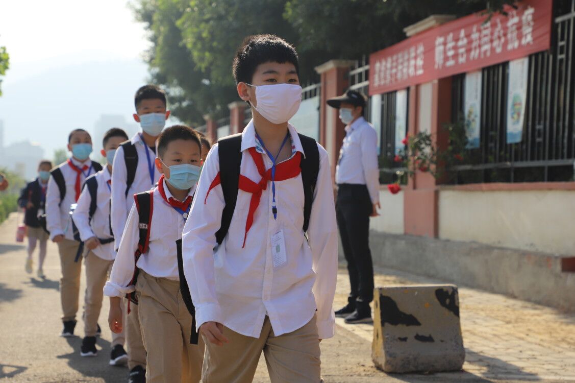 大众报业·海报新闻【现场直击】“神兽”归来！济南市小学生复学复课