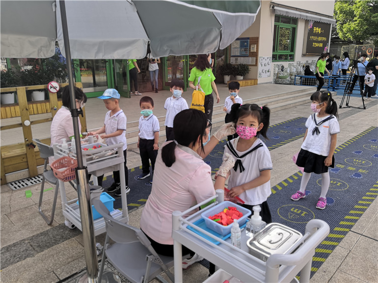 上海公办幼儿园开园当天上海公办幼儿园开园当天 有小朋友找不到教室了